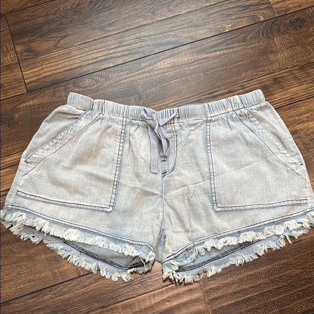 Vice Women's light wash Frayed Hem Shorts - never worn size large!